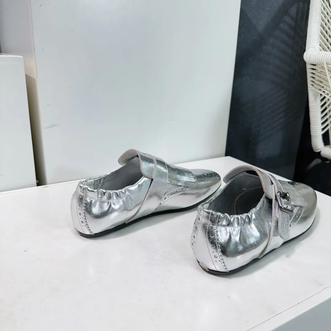 👟👟Ex-factory price 580👟👟! Prada 25 spring and summer catwalk new brogue carved tassel retro loafers and slippers series 🔥 🌟🌟🌟This shoe deliberately presents a classic and retro style, with both masculine temperament and feminine style, forming a binary contrast, highlighting the iconic style of the Prada series. The tassels are crafted using special craftsmanship, and details such as buckles and brogue patterns reveal traditional charm. An unconventional and surprising reinterpretation, the shoe is re-launched in a more fashionable design. The upper is made of imported calfskin, the lining is sheepskin, and the original molded rubber sole. Number of yards: 35-40 (40 pieces are non-refundable). Comes with original packaging.